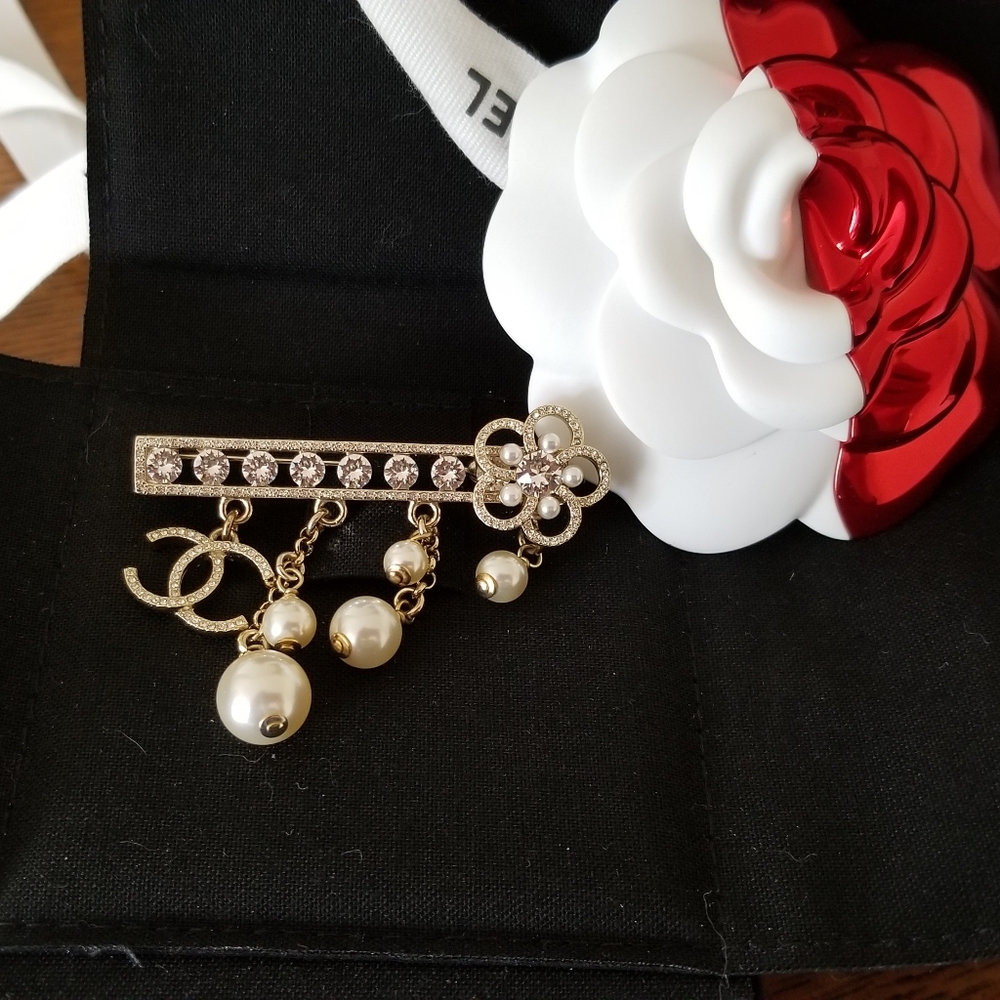 Chanel pearl and christal brooch